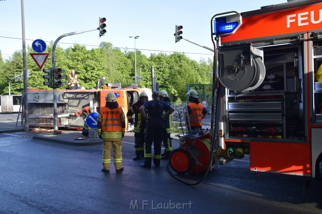 TLF 4 umgestuerzt Koeln Bocklemuend Ollenhauer Ring Militaerringstr P018.JPG - Miklos Laubert